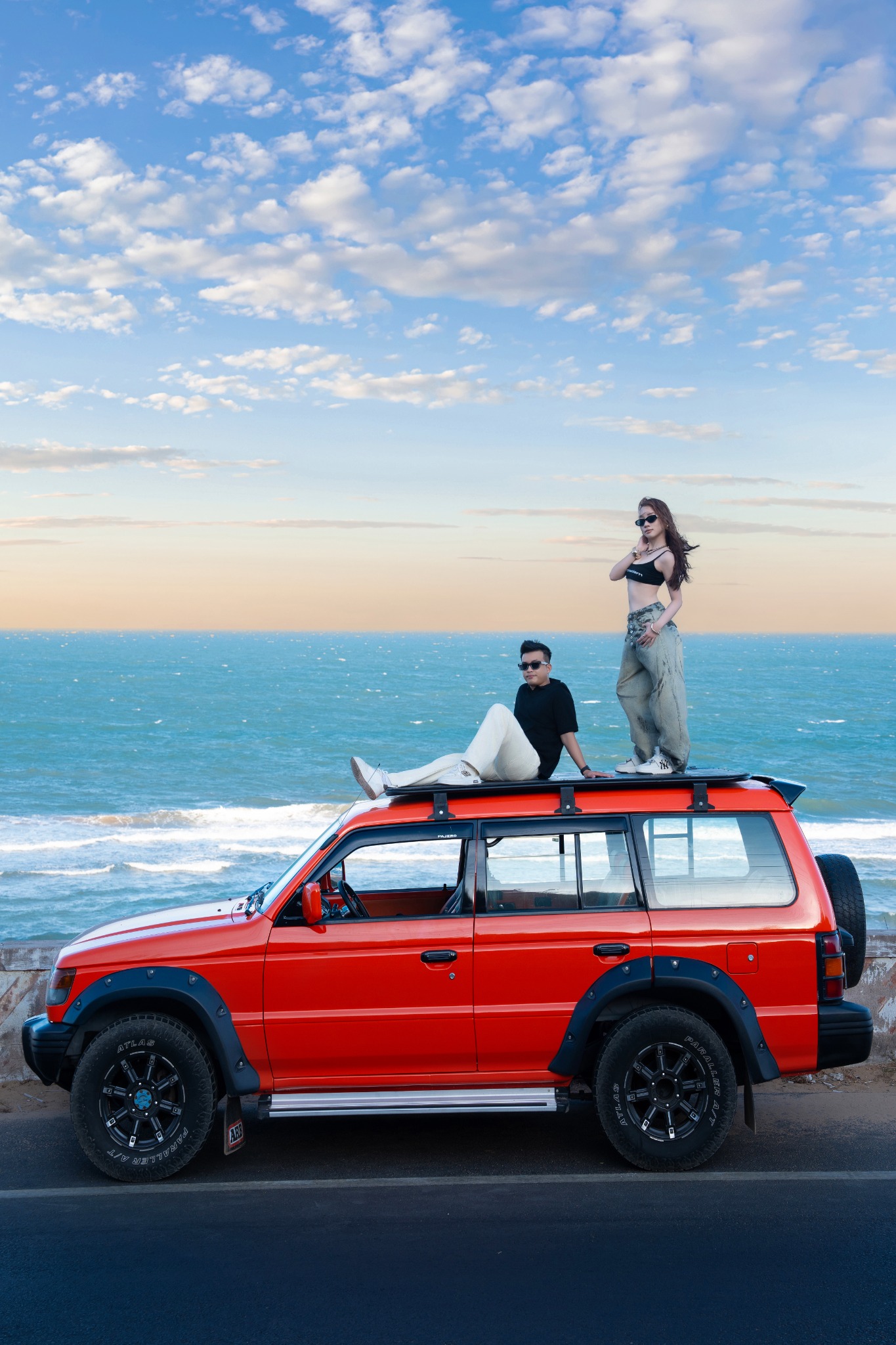 Cặp đôi tạo dáng trên xe Jeep đỏ tại Mũi Né